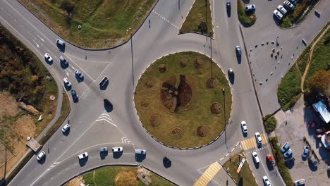 vista desde arriba. ciudad de nakhodka. tráfico circular de automóviles en la pequeña ciudad costera de nakhodda.