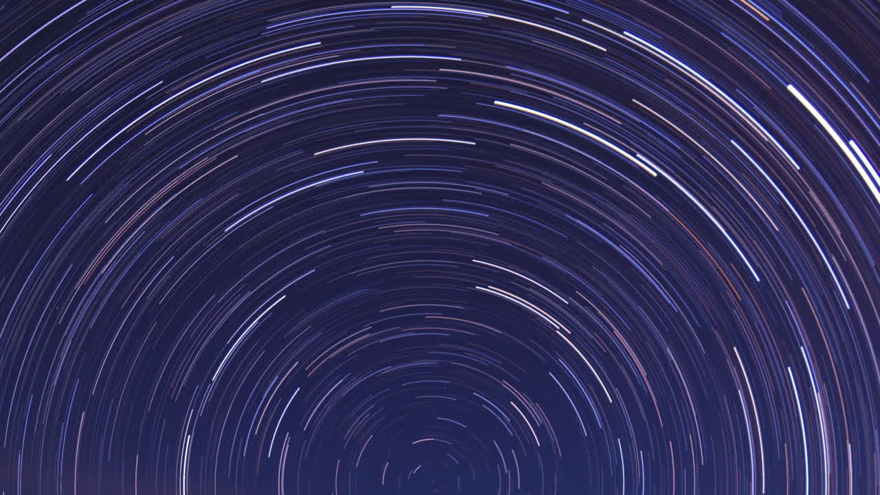 남반구에서 지구가 자전하면서 뜨거움과 차가움의 색온도를 나타내는 극 별 주위를 도는 별 궤적