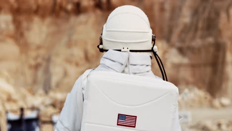 Rear-Of-The-Spaceman-In-The-White-Space-Costume-With-Head-Armor-Walking-The-Mars-Or-Other-Unhabited-Planet