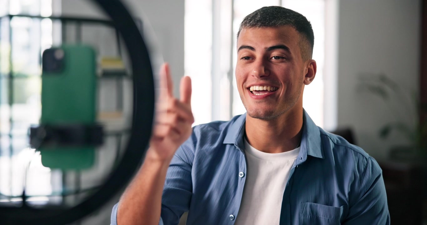 Giovane uomo che registra contenuti video per i social media