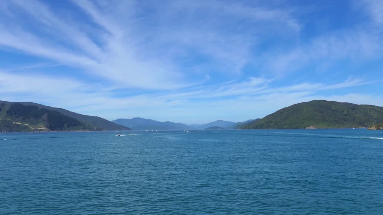 여름에 육지로 둘러싸인 아름다운 깊고 푸른 바다에서 보트 타기 - 퀸 샬럿 사운드