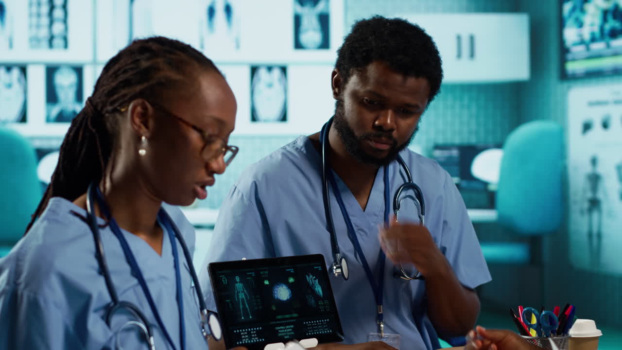 personale medico afroamericano che si prepara prima di una consultazione in un ufficio