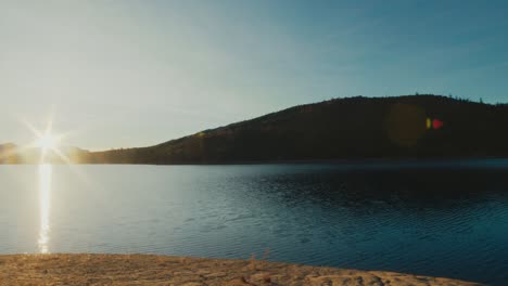 Amanecer-Sobre-El-Lago-Hemet,-Montañas-De-San-Jacinto-Que-Terminan-En