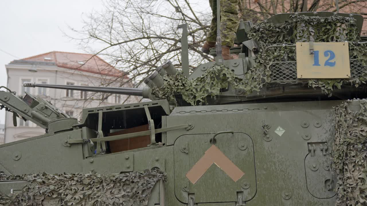 Veicolo LAV 6 per le strade pubbliche di Riga, Lettonia, soldato irriconoscibile in cima.