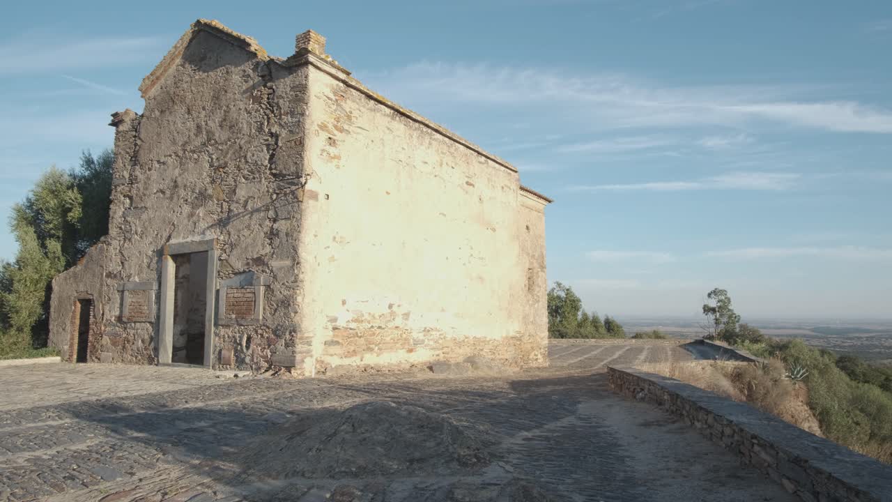 pan de una vista cercana de la iglesia abandonada de monsaraz