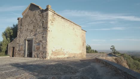 Schwenk-Einer-Nahansicht-Der-Verlassenen-Kirche-Von-Monsaraz