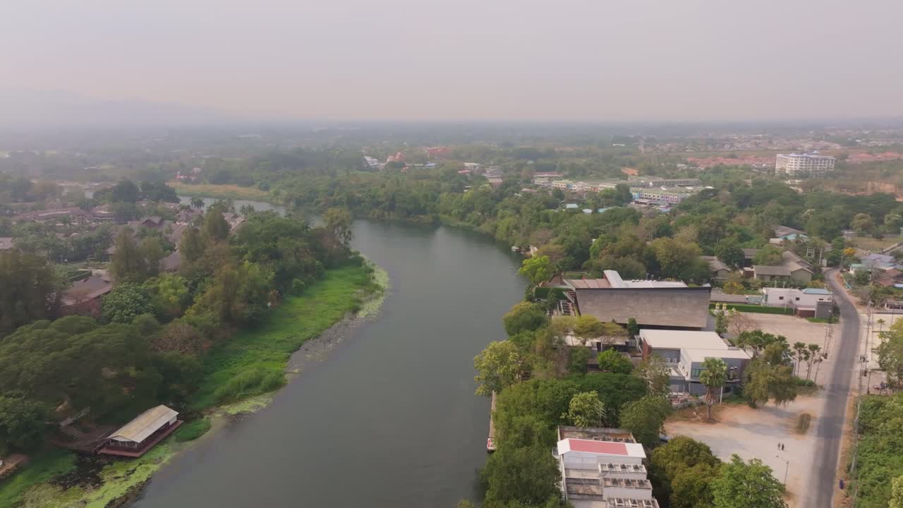 Ripresa con drone dell'iconico ponte sul fiume Kwai a Kanchanaburi, Thailandia