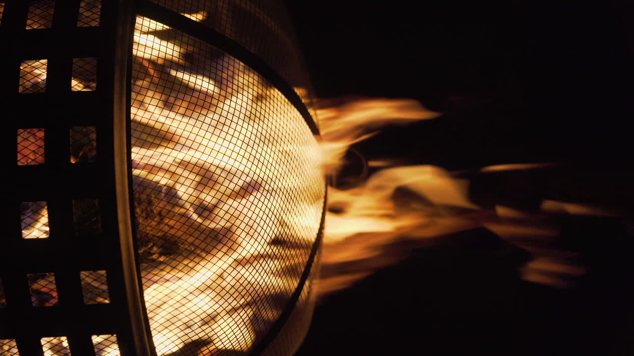 보호 격자와 함께 야외에서 연료로 된 불꽃불