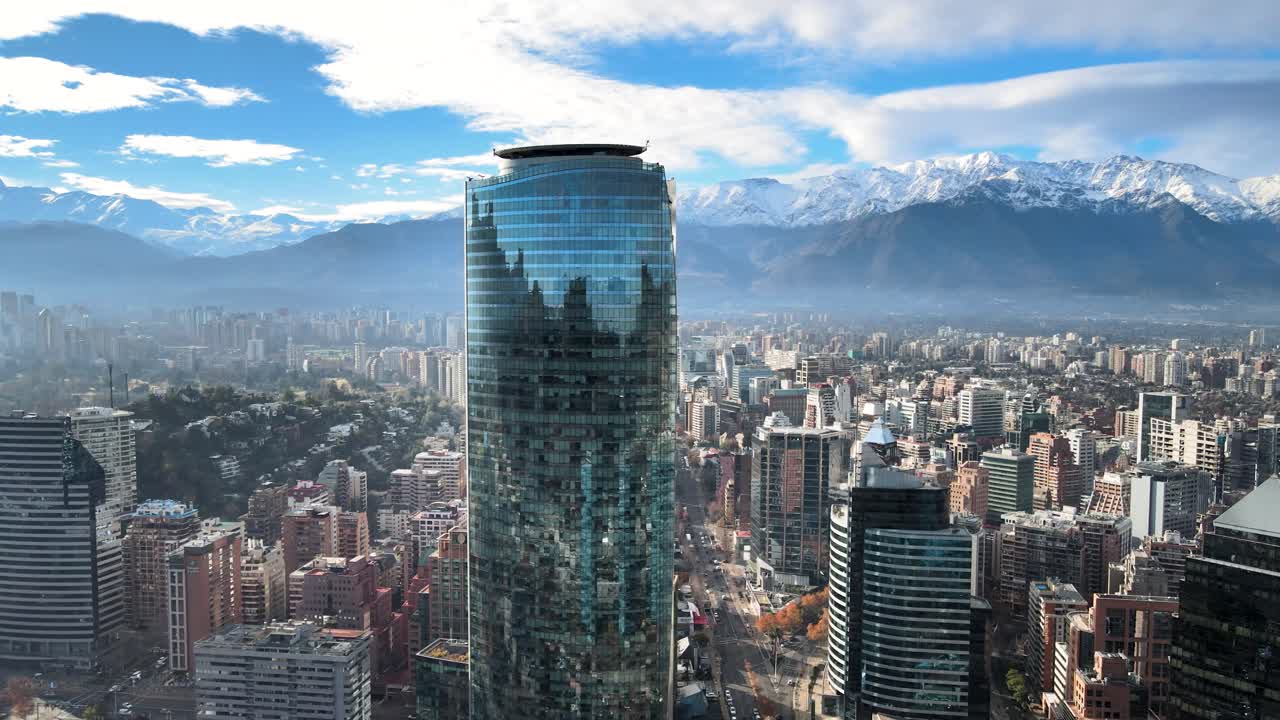 Vista geral de Santiago do Chile do ar com a Cordilheira dos Andes com picos nevados no inverno