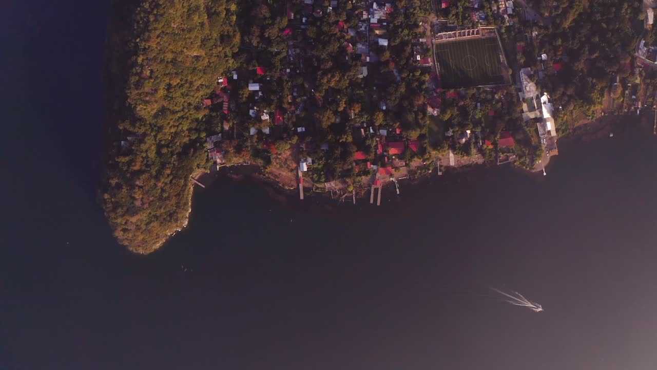 épico vuelo de drones al amanecer sobre san marcos la laguna en el lago de atitlán, guatemala