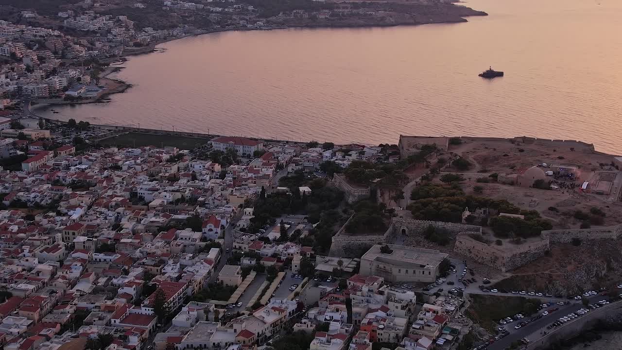 Luftfoto af Rethymno by og Fortezza-fæstningen i solnedgang, Kreta