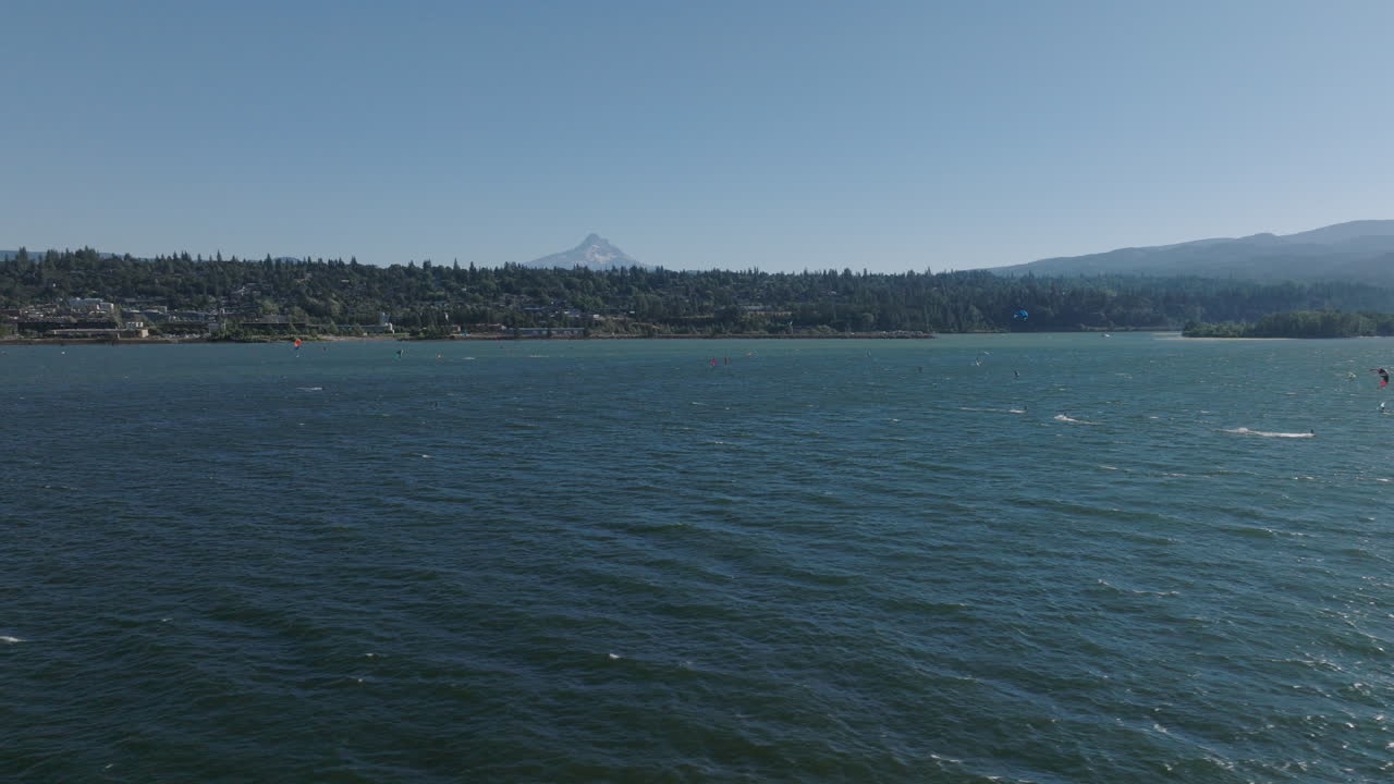 여름날 오레곤 주 후드 리버의 드론 공중