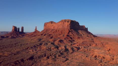 Majestuosas-Montañas-Del-Valle-Del-Monumento-En-El-Desierto-Rojo-De-Utah-Durante-El-Amanecer-En-América