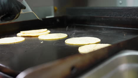 apilar las tortillas de maíz blandas en la parte superior plana después de asar - serie de tacos de comida