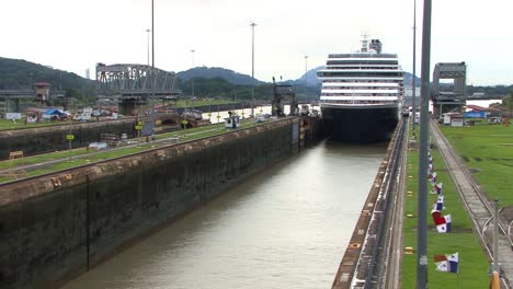 Time-lapse-of-a-cruise-ship-going-thru-the-Panama-canal,-Miraflores-locks