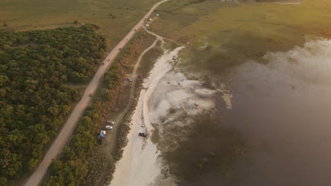 Vehículos-Estacionados-A-Lo-Largo-De-La-Carretera-Cerca-De-Laguna-Negra-O-Laguna-Negra-En-Uruguay