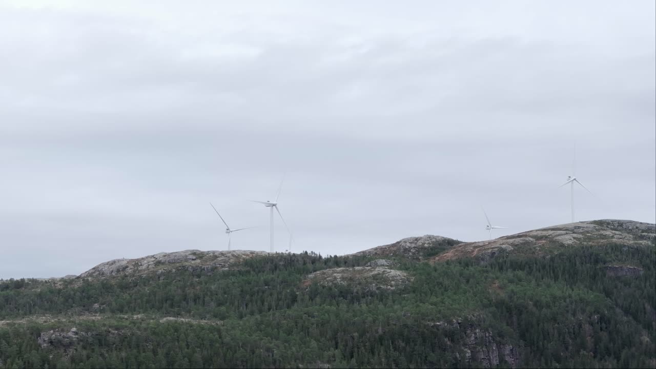 molinos de viento en la cima de una montaña cerca de hildremsvatnet, noruega - disparo de avión no tripulado