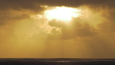 Paisaje-Marino-Bajo-La-Cálida-Luz-Del-Sol-De-La-Tarde