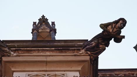 esculturas de gárgolas en las paredes de st.