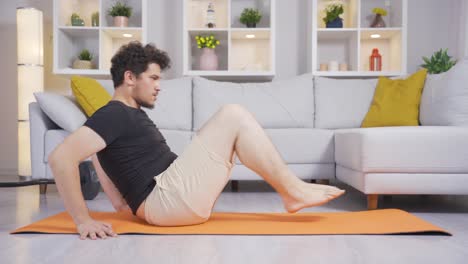 hombre haciendo deportes en casa haciendo ejercicios para las piernas.