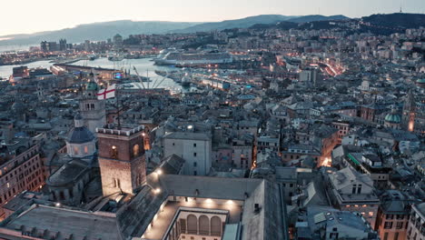 Crepúsculo-Vista-Aérea-Del-Paisaje-Urbano-De-Porto-Antico-Sobre-El-Casco-Histórico-De-La-Ciudad-De-Génova,-Italia