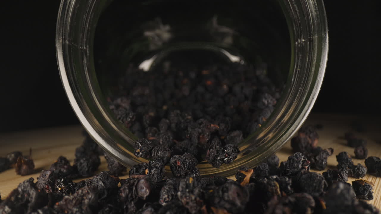 건강에 좋은 생 천연 스낵을 준비할 수 있는 유기농 블루 말린 블루베리로 채워진 유리병을 가져옵니다.