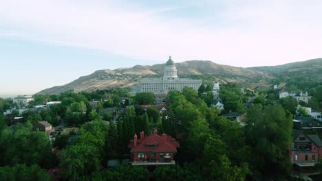 Empuje-Lento-Cinematográfico-Del-Edificio-Del-Capitolio-Del-Estado-De-Utah-En-Salt-Lake-City-Sobre-árboles-Y-Casas-A-Las-5-Am-De-La-Mañana