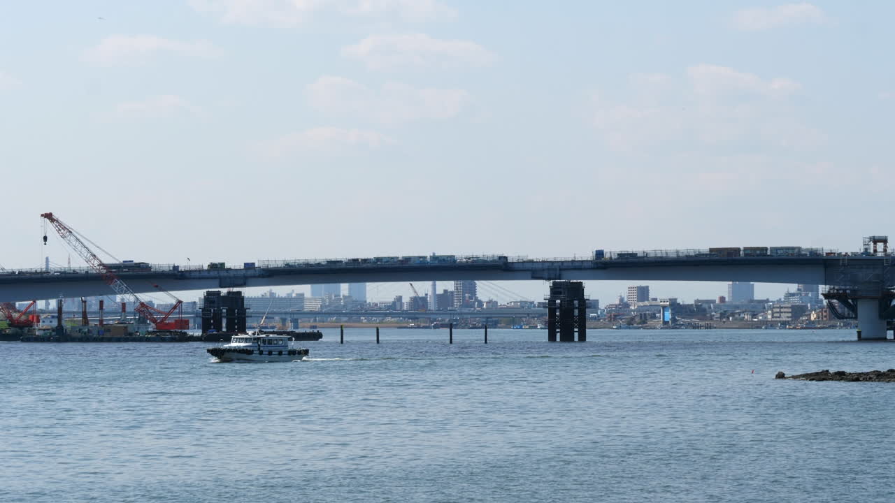 도쿄 오타 시 하네다 공항에서 타마 강을 건너는 다이시 다리의 전망