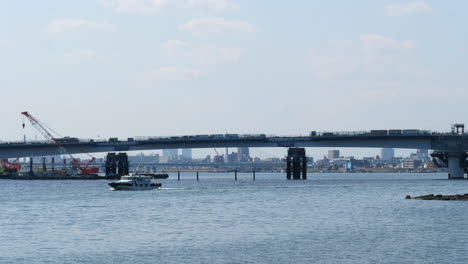 Vista-Del-Puente-Daishi-A-Través-Del-Río-Tama-Desde-El-Aeropuerto-De-Haneda-En-La-Ciudad-De-Ota,-Tokio