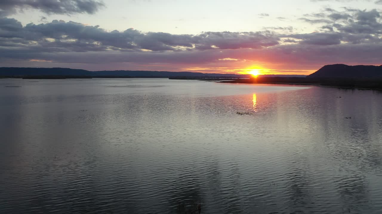 강 풍경 위 의 일몰