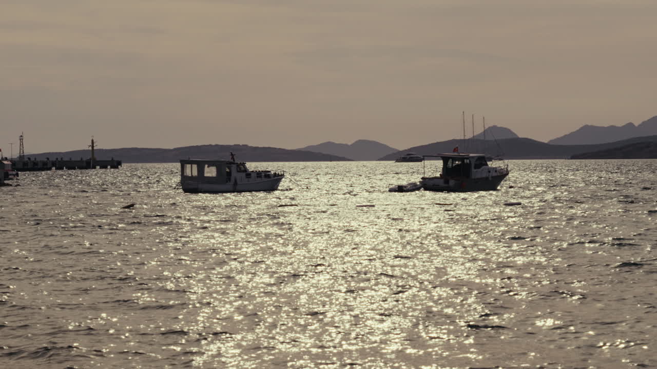 해가 지면 물 위 에 있는 배 들