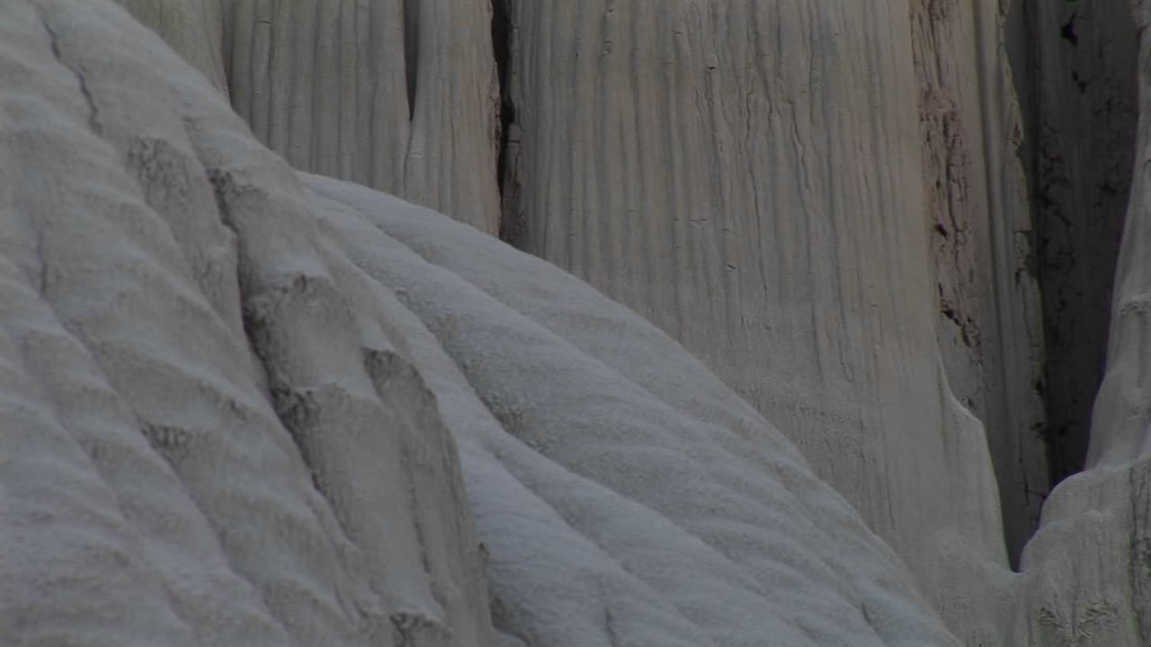 panup desde la base erosionada de una formación de roca caliza blanca hasta la roca de granito que se encuentra en la parte superior