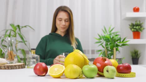una mujer saludable come saludable.
