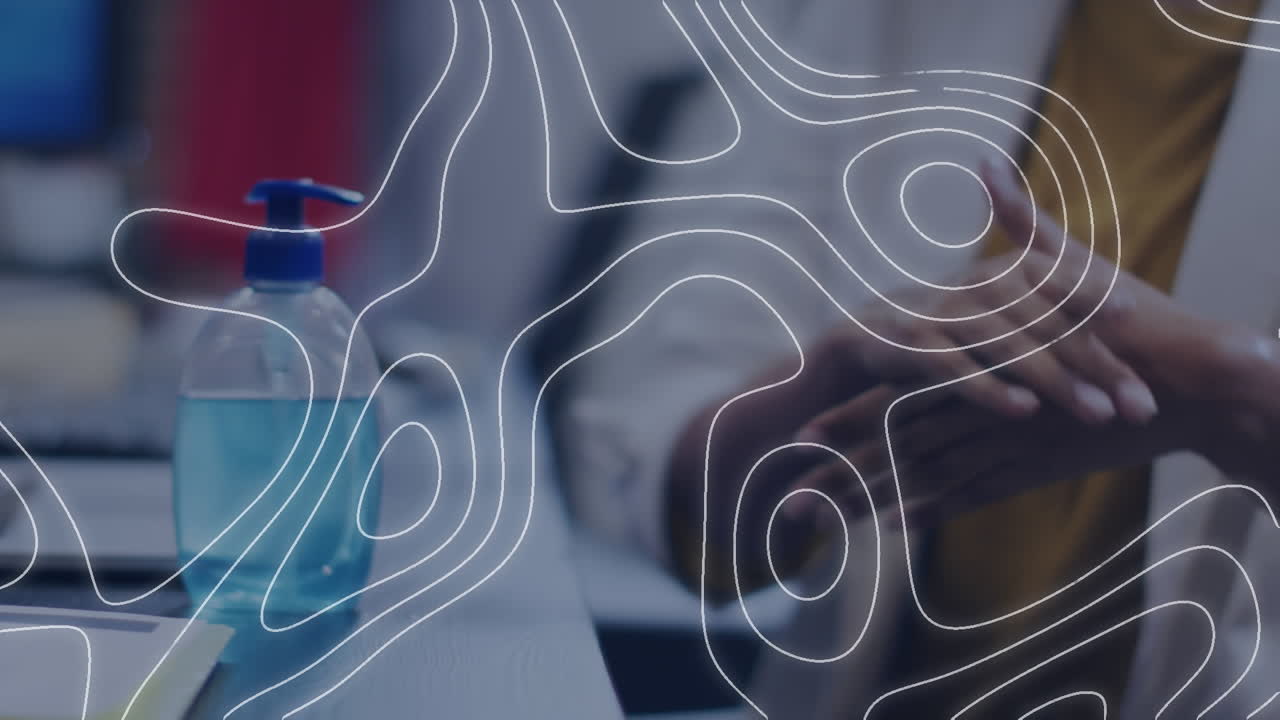 animación de líneas blancas sobre una mujer desinfectando sus manos