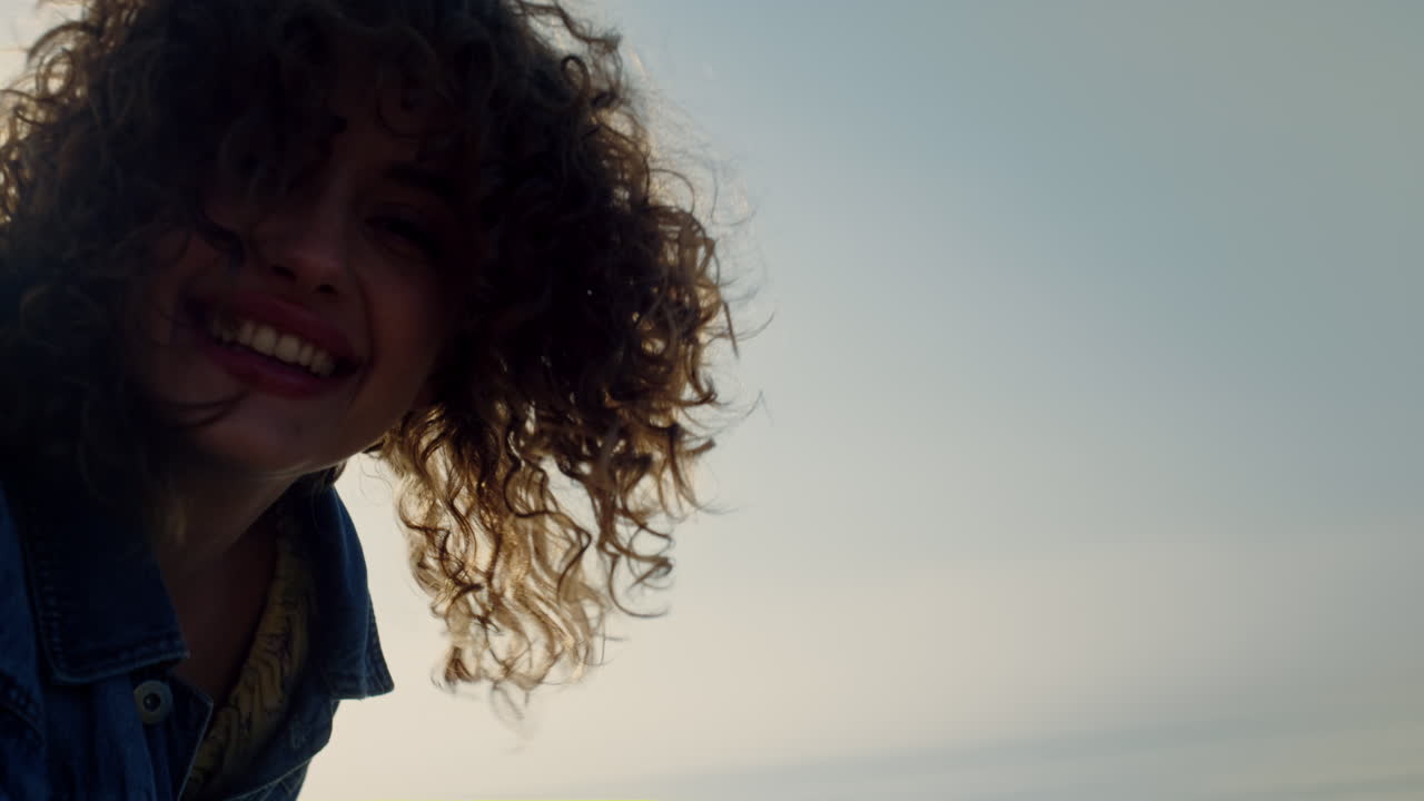 chica feliz posando en la cámara en la playa. retrato de una mujer sonriente cara
