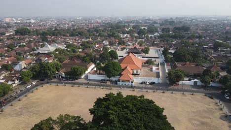 vista aérea, el edificio histórico sasana hinggil dwi abad que es un edificio ubicado al lado de la plaza sur de yogyakarta