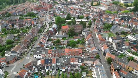 Nach-Oben-Geneigte-Antenne-Zeigt-Die-Außenbezirke-Von-Gent-Mit-Zahlreichen-Gebäuden-Und-Einer-Kirche