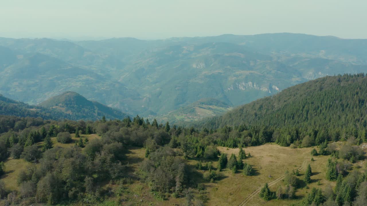 Gunung Radočelo di Serbia Dekat Golija, Pemandangan Udara di Atas Lereng Gunung Terpencil
