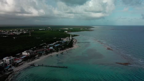 vista de la playa de mahahual cerca del arrecife de coral