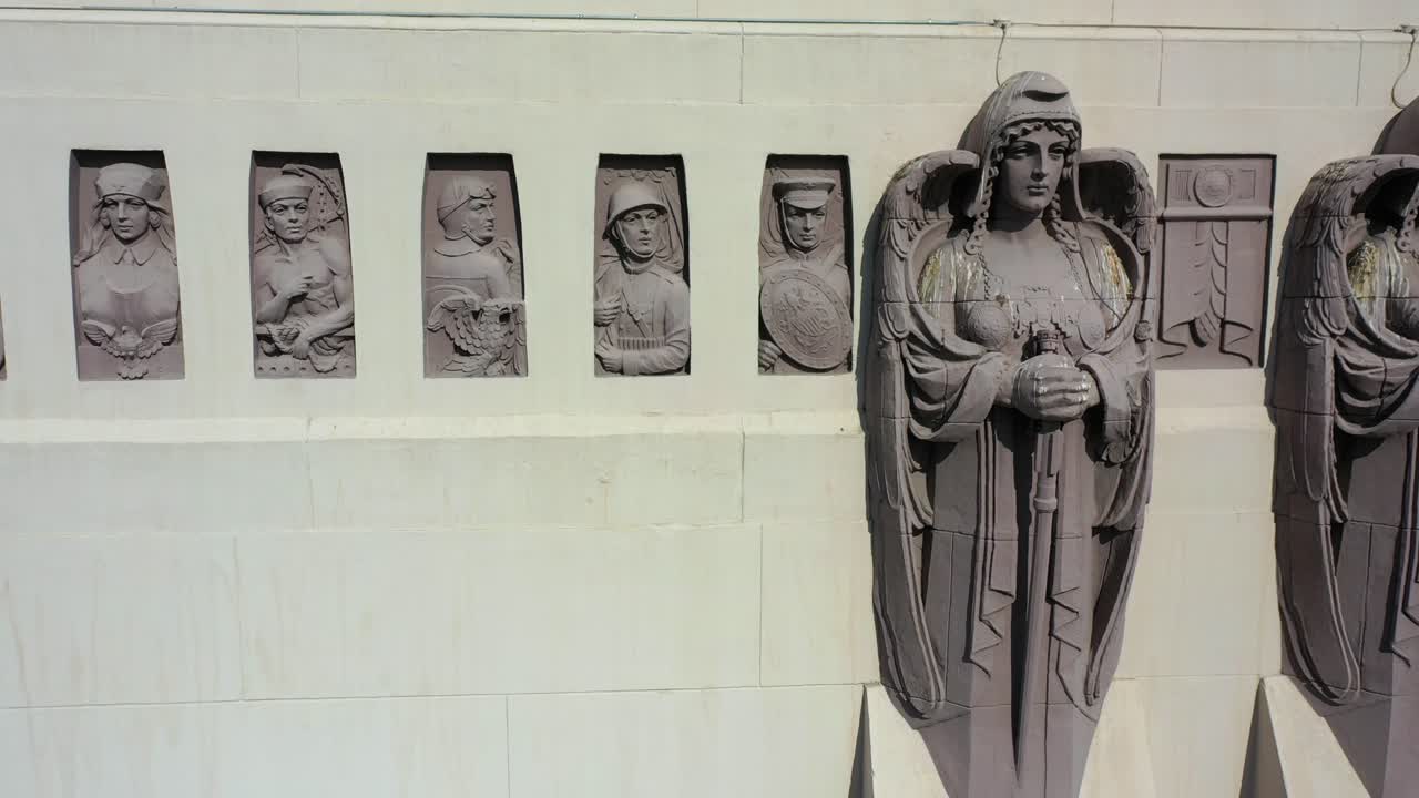 정교한 전사와 천사 프리즈, 도시를 내려다보는 조각상이 있는 로스앤젤레스의 맥아더 건물의 공중 1