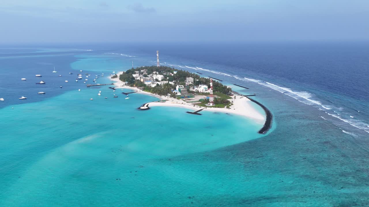 Vista aerea dell'Isola di Fulidhoo e della Laguna Corallina, Maldive 4K.
