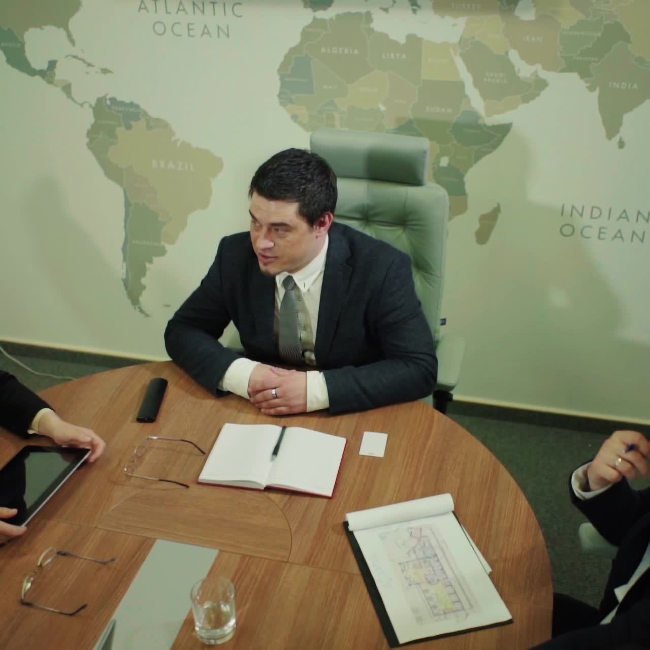 trabajo en equipo de plan de negocios en la oficina