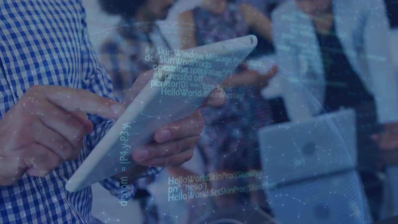 태블릿을 사용하는 사람 위의 데이터 처리 애니메이션