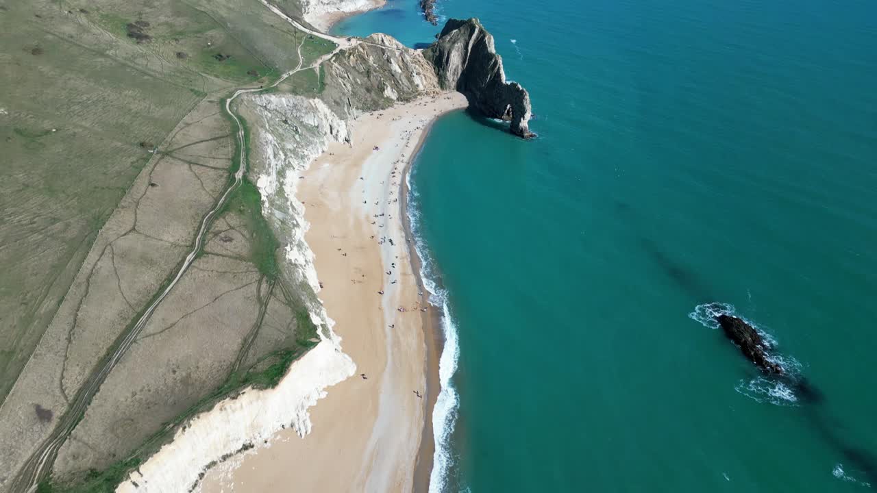un dron aéreo revela una toma de la puerta de durdle en la costa jurásica de dorset