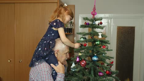 Kinder,-Mädchen-Und-älterer-Opa-Dekorieren-Künstlichen-Weihnachtsbaum-Im-Altmodischen-Zimmer-Zu-Hause