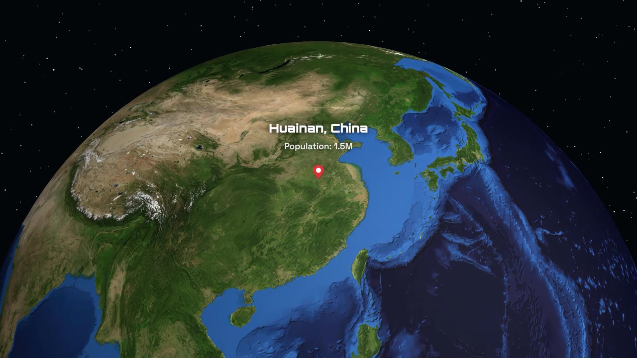 宇宙から中国の淮南市へ向かうシネマティックなズーム。風景の上に人口統計が表示される。