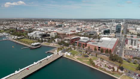 centro de geelong y panorama aéreo frente al mar, ciudad portuaria costera, australia