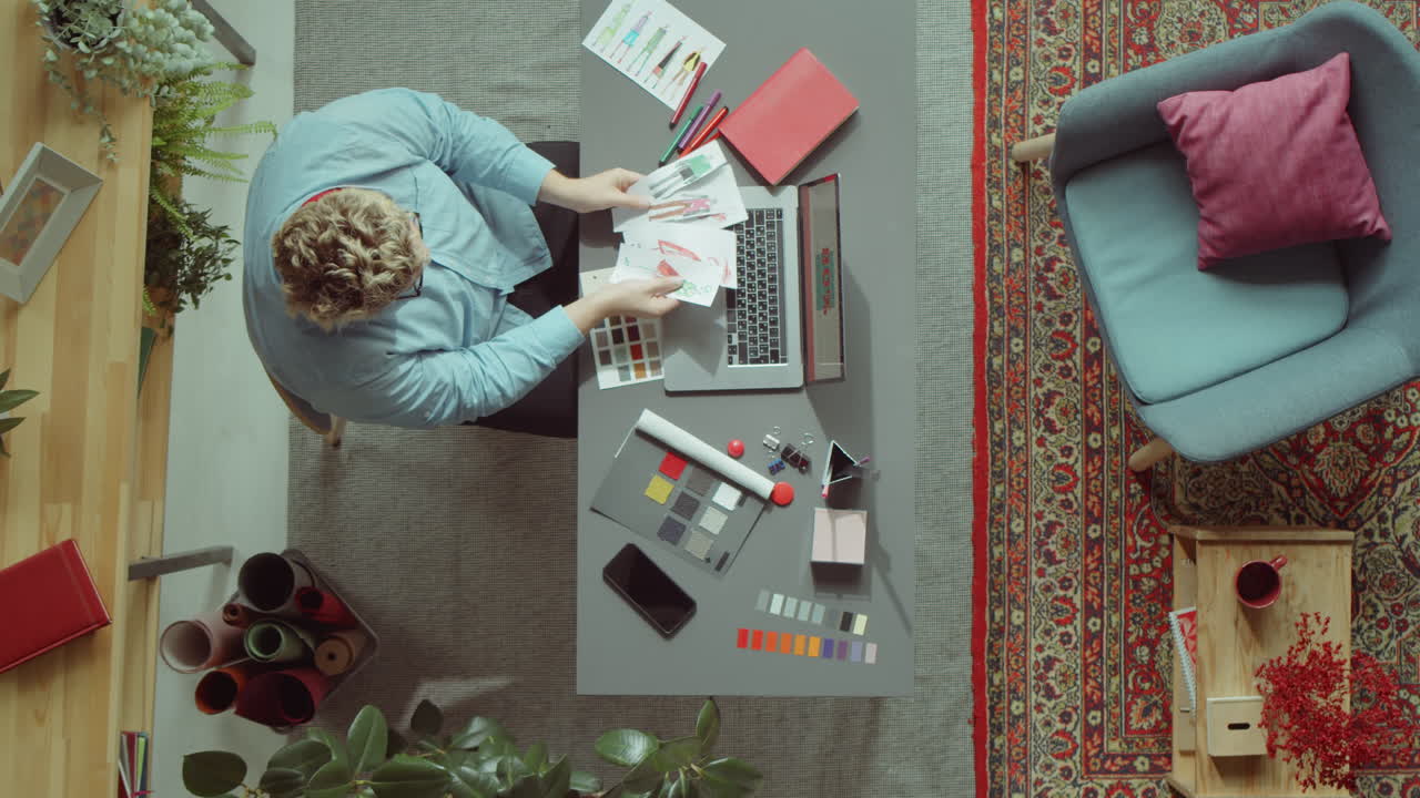 diseñador de moda que trabaja con ilustraciones y paletas de colores