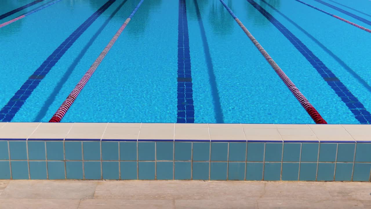 Tło basenu olimpijskiego w jasny słoneczny dzień