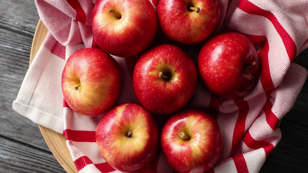 위에서 밝은 빛나는 빨간 사과